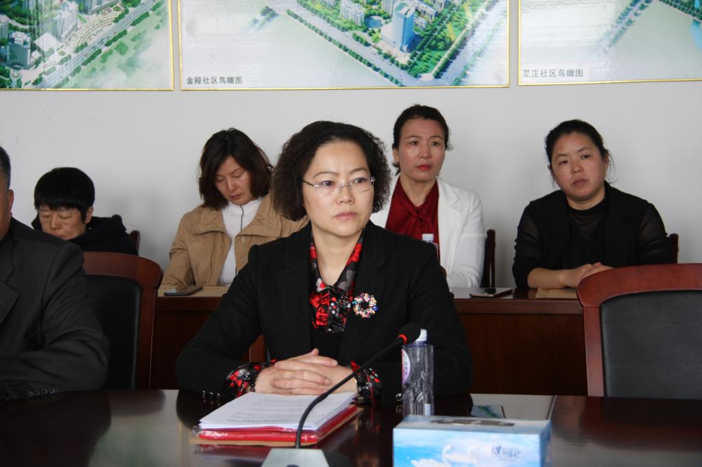 女代表在认真学习