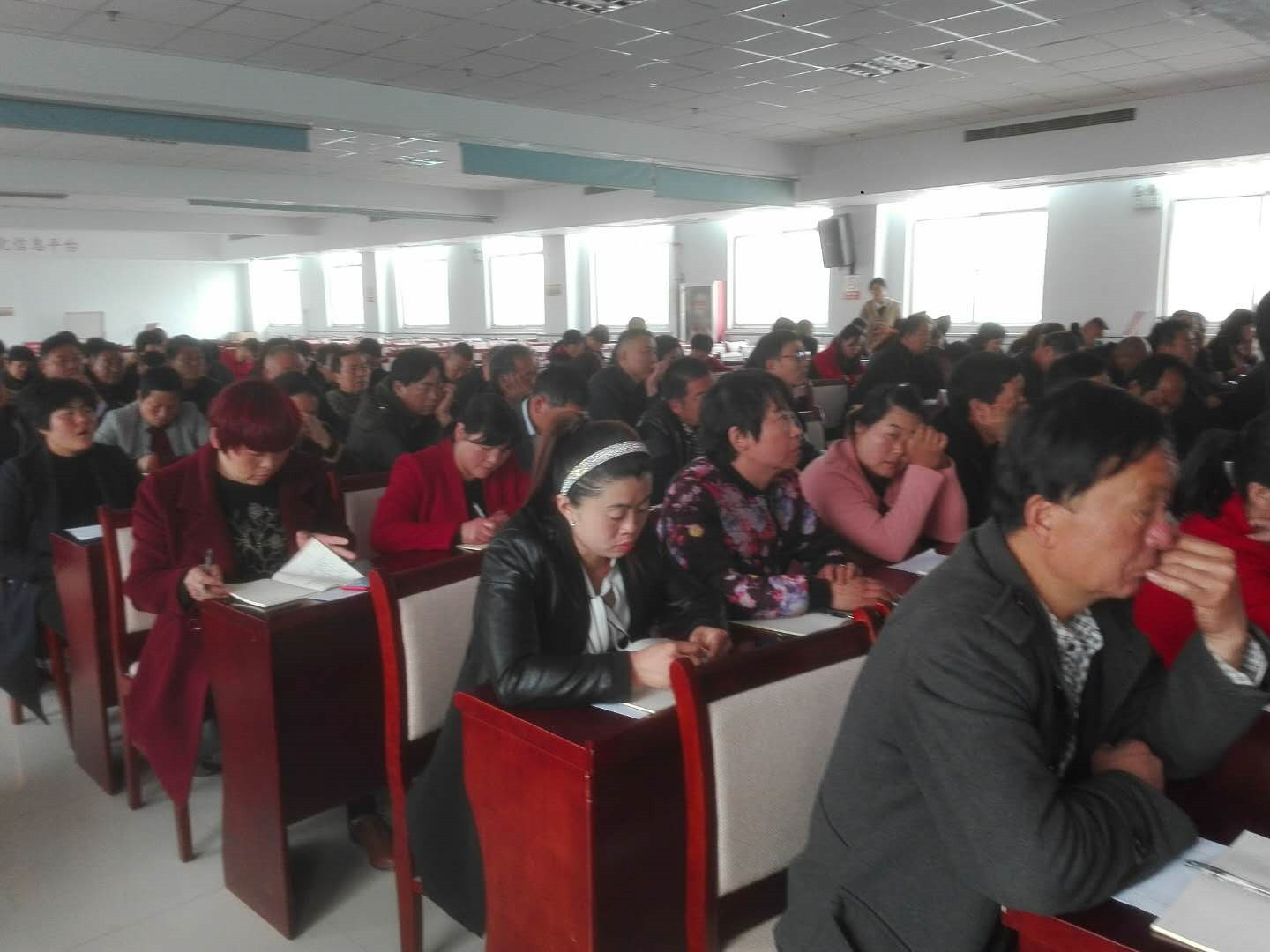 代表们正在认真听课