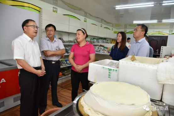 组织人大代表开展电商产业专题调研活动