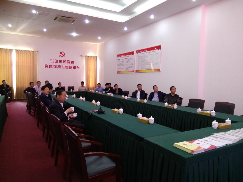 参观人大代表活动室,观看人大代表活动专题片