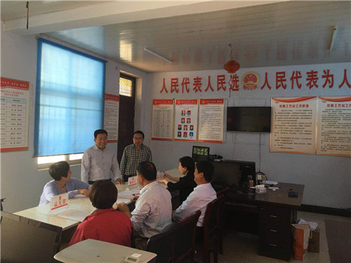 代表们正在接待来访群众