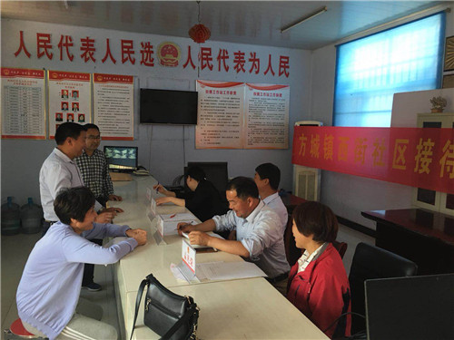 代表们正在接待来访群众