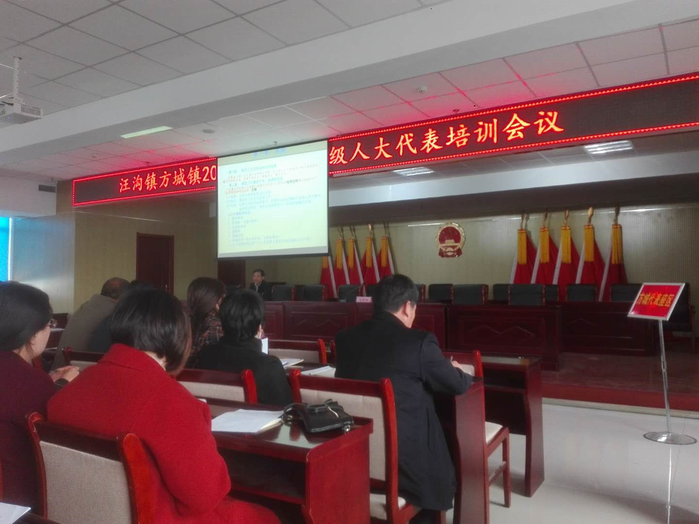 代表们正在认真学习中