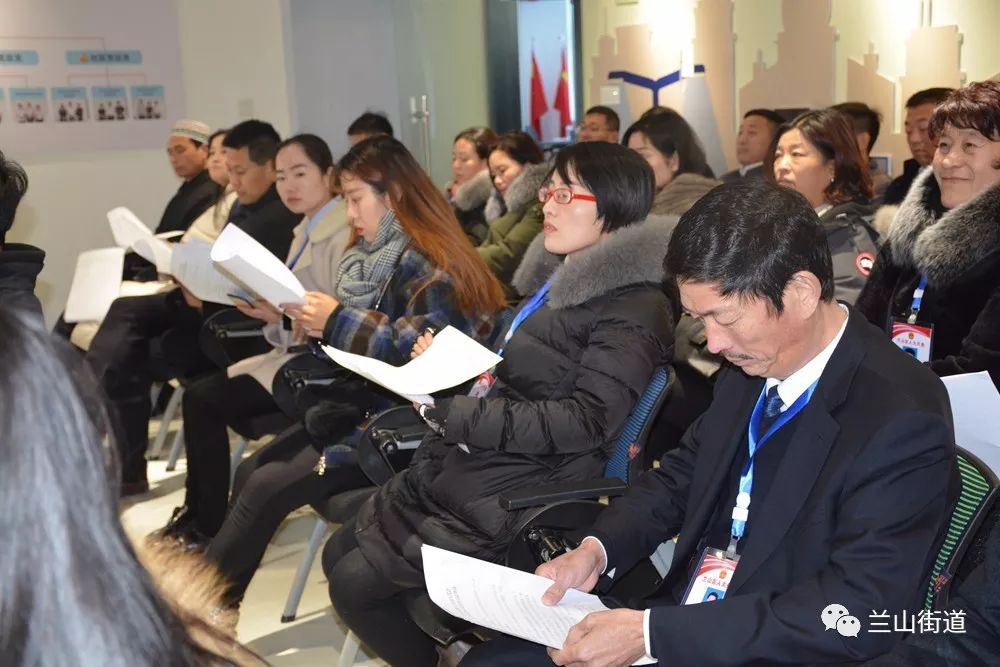 代表认真学习会议材料