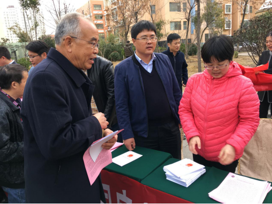 市人大常委会机关走进朴园小区开展国家宪法宣传日活动